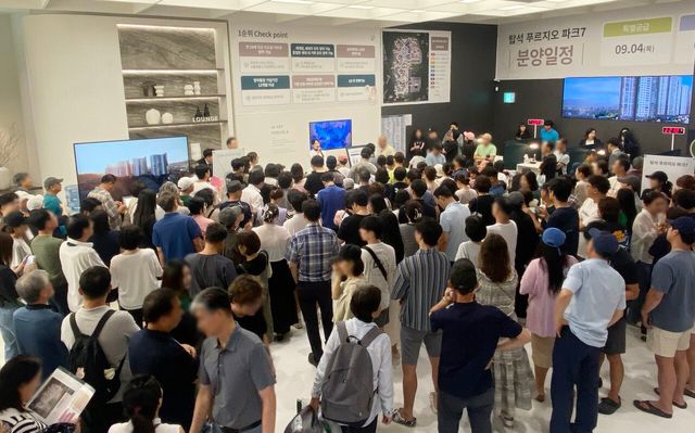 지난 30일 '탑석 푸르지오 파크7' 견본주택에 예비청약자들이 방문했다. [사진=대우건설]