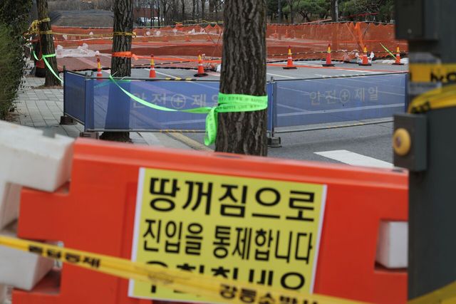 지난 3월 30일 오후 서울 강동구 명일동 지반침하(싱크홀) 사고 현장 전경. [사진제공=뉴시스]