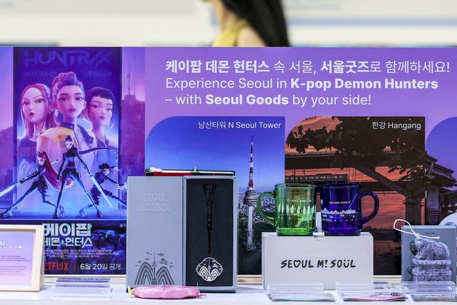 지난달 12일 서울 종로구 서울마이소울샵에 마련된 ‘케이팝 데몬 헌터스’ 테마의 서울굿즈존 모습 [사진=뉴시스]