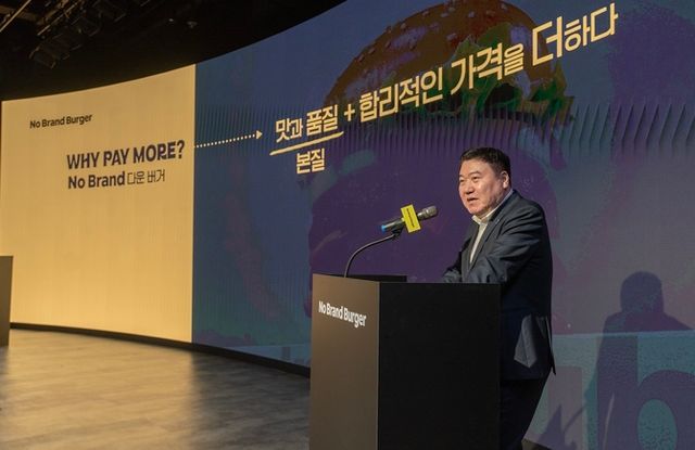 신세계푸드 강승협 대표이사가 지난 5월 8일 노브랜드 버거 비전 발표 간담회에서 사업비전을 발표하고 있다. [사진=신세계푸드]