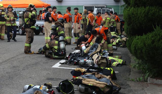 지난 6월 2일 오전 화재가 발생한 인천 서구의 한 금속제품 제조공장 인근에서 화재를 진화한 소방관들이 대기하고 있다. [사진제공=뉴시스]