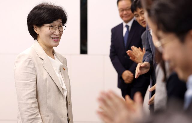 여성가족부&nbsp;원민경 장관이 10일 오후 서울 종로구 정부서울청사에서 열린 취임식에 참석해 직원들에게 환영받고 있다. [사진제공=뉴시스]<br>