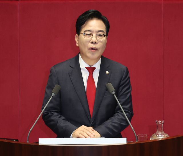 국민의힘 송언석 원내대표가 10일 서울 여의도 국회에서 진행된 제429회국회(정기회) 제3차 본회의에서 교섭단체 대표연설을 이어가고 있다. [사진제공=뉴시스]