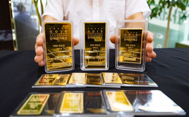 지난 9일 서울 종로구 한국금거래소에서 직원이 골드바를 정리하고 있다. [사진=뉴시스]