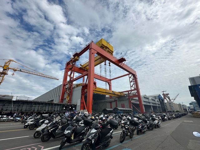 백호선 HD현대중공업 노조 지부장이 10일 오전 울산 본사 내 40m 높이의 턴오버 크레인에 올라가 고공 농성을 시작했다. [사진=HD현대중공업 노동조합/뉴시스]