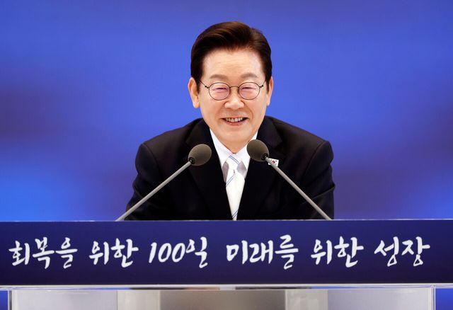 이재명 대통령이 11일 청와대 영빈관에서 개최된 취임 100일 기자회견 ‘회복을 위한 100일, 미래를 위한 성장’에서 모두발언을 하며 미소 짓고 있다. [사진제공=뉴시스]<br>