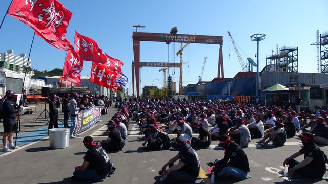 지난 3일 HD현대중공업 노조 조합원들이 4시간 부분파업에 나서고 있다. [사진=현대중공업 노동조합/뉴시스]
