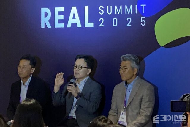 11일 오전 서울 코엑스에서 진행된 삼성SDS ‘리얼 서밋(REAL Summit) 2025’ 기자단 Q&A 세션에서 삼성SDS 이준희 대표가 질문에 답변하고 있다. 왼쪽부터 삼성SDS 송해구 부사장, 삼성SDS 이준희 대표, 삼성SDS 이호준 부사장의 모습 ⓒ투데이신문