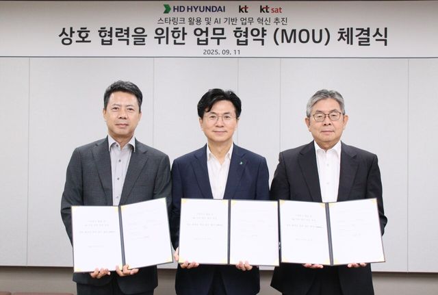 11일 열린 MOU 체결식에서 HD현대, KT, KT SAT가 ‘스타링크 활용 및 AI 기반 업무 혁신 추진’을 위한 협약을 맺고 관계자들이 함께 기념촬영을 하고 있다.(왼쪽부터 노형래 KT 전략고객본부 부산/경남법인 본부장, 이태진 HD한국조선해양 DT혁신실장, 박현배 KT SAT 사업총괄 전무). [사진=HD현대]