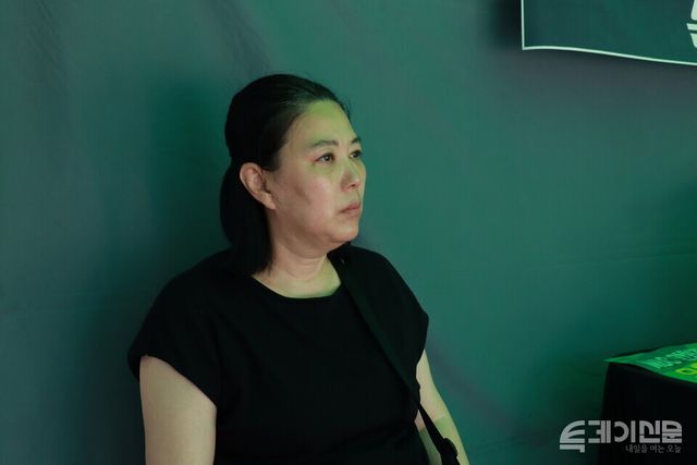 故 오요안나 기상캐스터의 어머니인 장연미씨가 12일 서울 마포구 상암동 MBC 앞 단식 농성장에서 인터뷰에 응하고 있다.&nbsp;ⓒ투데이신문<br>