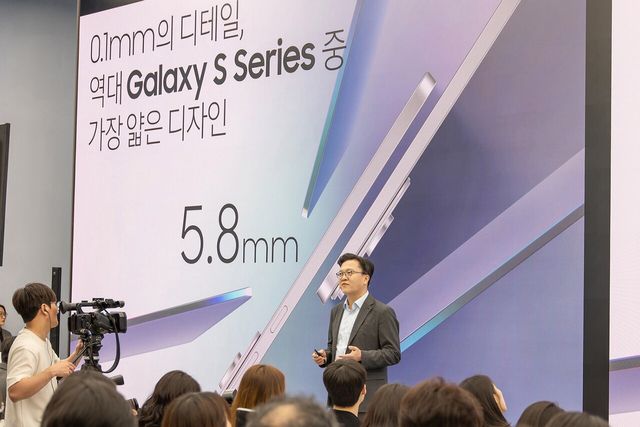 지난 5월 ‘삼성 강남’에서 진행된 ‘갤럭시 S25 엣지’ 공개 행사에서 삼성전자 MX사업부 스마트폰개발1팀 문성훈 부사장이 ‘갤럭시 S25 엣지’를 소개하고 있다. [사진=삼성전자]