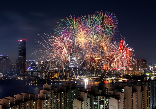지난해 10월 5일 서울 영등포구 여의도한강공원에서 ‘2024 서울세계불꽃축제’가 진행되고 있다. [사진제공=뉴시스]