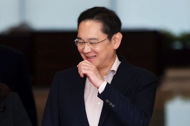 삼성전자 이재용 회장이 취재진 질의에 미소짓고 있다. [사진=뉴시스]