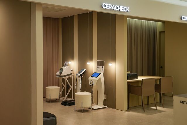 ’아이 러브 마이 바디 챌린지’ 참여자들이 체지방 측정 서비스를 받은 세라젬 웰카페&라운지 내 세라체크존. [사진=세라젬]