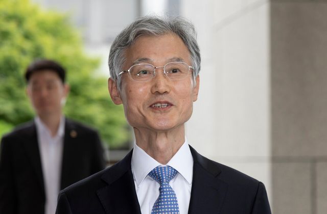 조희대 대법원장이 12일 서울 서초구 대법원으로 출근하기 전 취재진들과 만나 질의응답을 하고 있다. [사진제공=뉴시스]