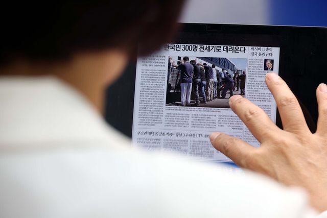 더불어민주당 한정애 정책위의장이 지난 8일 오전 서울 여의도 국회에서 열린 최고위원회의에서 미국 이민 당국의 한국 기업 직원 구금 사태 관련 기사 화면을 바라보고 있다. [사진제공=뉴시스]