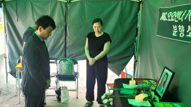 MBC 안형준 사장이 15일 오전 11시 30분경 서울 마포구 상암동 MBC 앞 단식 농성장에 방문했다. [사진제공=엔딩크레딧]