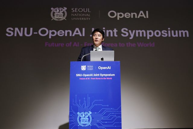 오픈AI 제이슨 권(Jason Kwon) 최고전략책임자(CSO)가 지난 11일 오전 서울 관악구 서울대학교 글로벌공학교육센터에서 열린 서울대·오픈AI 공동 심포지엄에서 인사말을 하고 있다. [사진=뉴시스]