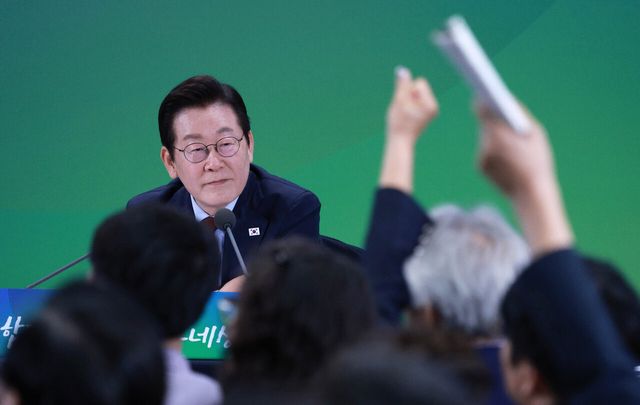 이재명 대통령이 지난 12일 강원 춘천시 강원창작개발센터에서 개최된 ‘강원의 마음을 듣다’ 타운홀 미팅에서 참석자과 질의응답을 진행하고 있다. [사진제공=뉴시스]