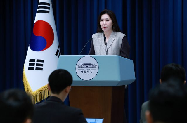 대통령실 강유정 대변인이 15일 서울 용산 대통령실 청사에서 브리핑을 하고 있는 모습. [사진=뉴시스]