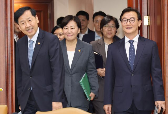구윤철 경제부총리 겸 기획재정부 장관과 장차관들이 지난 15일 오전 서울 종로구 정부서울청사에서 열린 경제관계장관회의에 참석하고 있다. [사진=뉴시스]