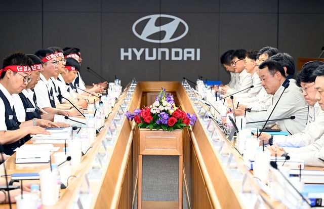 현대자동차 노사가 지난 6월 18일 울산공장 본관 동행룸에서 2025년 임금 및 단체협약을 위한 상견례를 하고 있다. [사진=현대차]