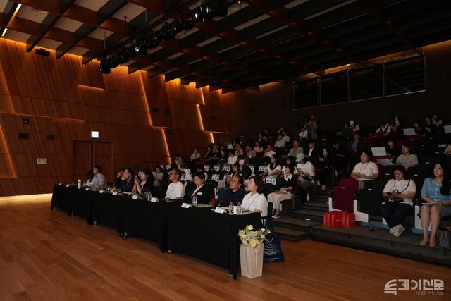 투데이신문사와 청년플러스포럼이 16일 서울 중구 페럼타워 페럼홀에서 ‘NEW Green Generation: 청년과 기후테크, 탄소중립의 길을 열다’를 주제로 제8회 청년플러스포럼을 진행하고 있다. ⓒ투데이신문<br>