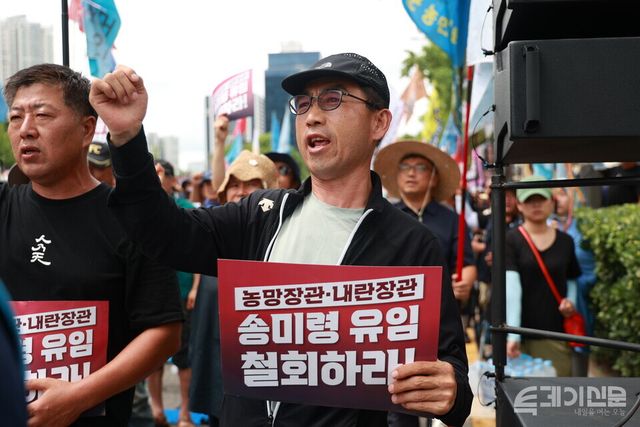 지난 6월 30일 서울 용산 대통령실 인근에서 열린 송미령 유임 철회 내란농정 즉각 청산 1차 전국농민결의대회에 참가한 한 농민이 구호를 외치고 있다. ⓒ투데이신문