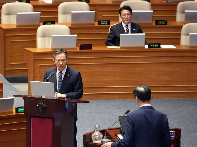 정성호 법무부 장관이 지난 15일 오후 서울 여의도 국회에서 열린 제429회국회(정기회) 제5차 본회의에서 대정부 질문에 답하고 있는 모습. [사진제공=뉴시스]&nbsp;<br>