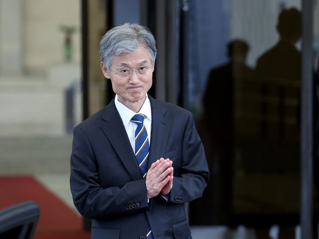 조희대 대법원장이 17일 서울 서초구 대법원에서 퇴근하고 있다. [사진제공=뉴시스]