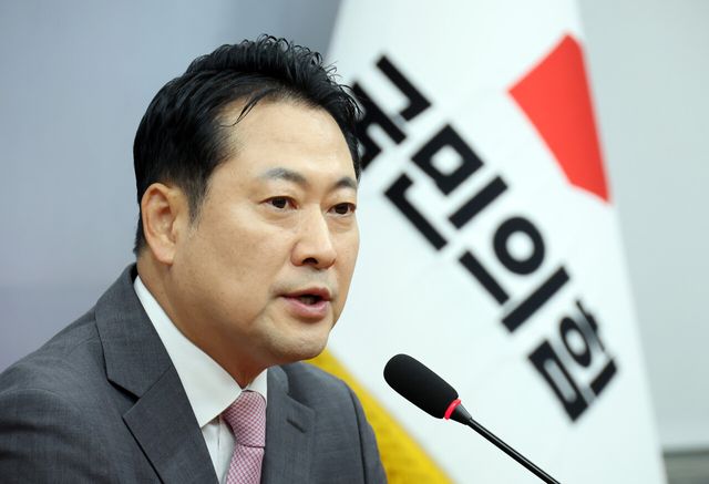 국민의힘 장동혁 대표가 지난 17일 서울 여의도 국회에서 권성동 의원 구속 관련 백브리핑을 진행하고 있다. [사진제공=뉴시스]<br>