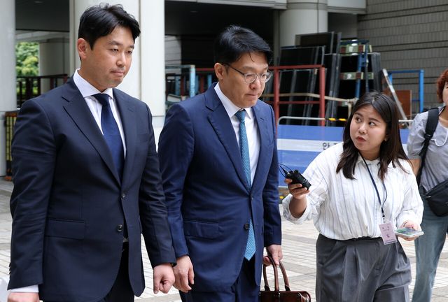 정치자금법 위반과 청탁금지법 위반 혐의를 받는 김상민 전 부장검사가 지난 17일 서울 서초구 서울중앙지법에서 열린 구속 전 피의자 심문에 출석하고 있다. [사진제공=뉴시스]
