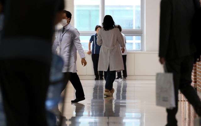 대구 시내의 한 대학병원에서 의료진들이 이동하고 있다. [사진제공=뉴시스]