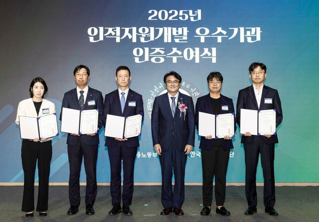 지난 16일 서울 페어몬트 앰배서더 호텔에서 열린 ‘2025년 인적자원개발 우수기관 인증 수여식’에서 오스템임플란트&nbsp;서영학(사진 가장 오른쪽) 인사운영실장이 한국산업인력공단&nbsp;이우영 이사장으로부터 인증서를 받고 있다. [사진=오스템임플란트]