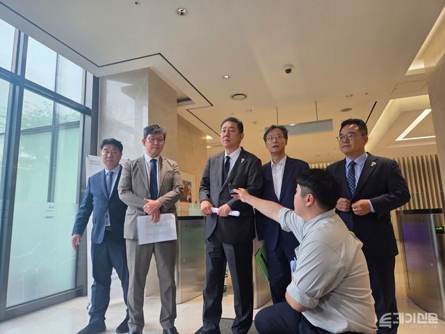 19일 오후 홈플러스 강서구 본사 로비에서 더불어민주당 김병기 원내대표가&nbsp; MBK 김병주 회장과 비공개 간담회를 마친 뒤 발언하고 있다.&nbsp;ⓒ투데이신문