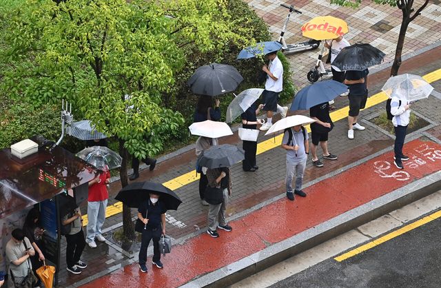 지난 17일 경기 수원시 소재 한 버스정류장에서 출근길 시민들의 모습. [사진제공=뉴시스]