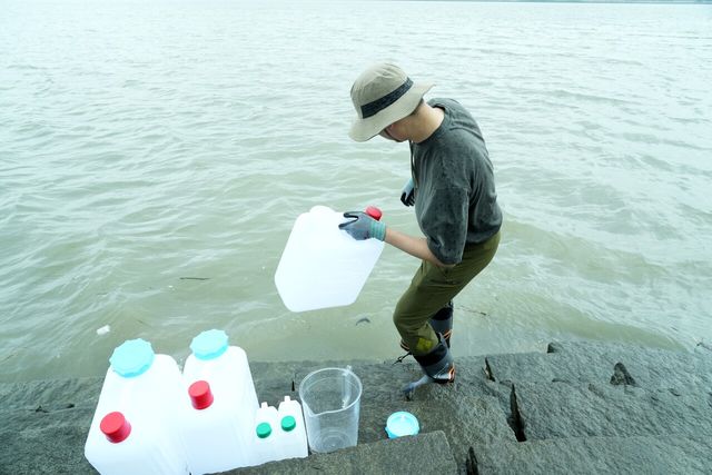 원자력안전위원회는 지난 7월 4일 최근 제기되고 있는 북한 평산 우라늄 정련공장 폐수 문제에 대한 우려와 관련해 시료 채취를 위해 한국원자력안전기술원(KINS) 전문가들을 강화도 현장에 파견했다. 이날 강화도에서 한국원자력안전기술원 전문가가 시료를 채취하고 있다. [사진제공=뉴시스]