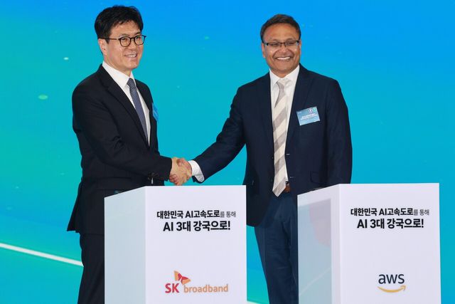SK브로드밴드 박진효 대표이사와 AWS 프라사드 칼야나라만(Prasad Kalyanaraman) 인프라 총괄 대표가 지난 6월 울산전시컨벤션센터에서 열린 ‘울산 AI데이터센터 출범식’에서 ‘SK-AWS 울산 AI데이터센터 건립 계약’을 체결한 뒤 기념 촬영을 하고 있다. [사진=뉴시스]
