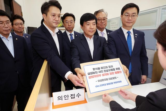 더불어민주당 3대특검 종합대응특위 위원들이 지난 18일 서울 여의도 국회 의안과에서 내란국정농단 전담재판부 설치법을 제출하고 있는 모습. [사진제공=뉴시스]