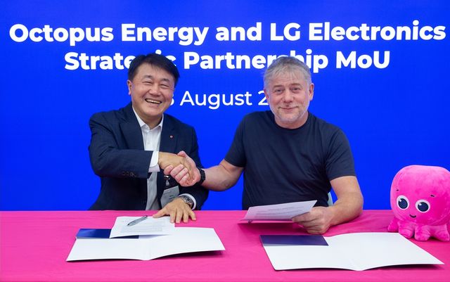 지난달 28일 유럽 클린테크 분야의 전략적 협업을 위한 양해각서(MOU) 체결 협약식에서 LG전자 해외영업본부장 윤태봉 부사장(왼쪽)과 옥토퍼스 CEO 겸 설립자 그레그 잭슨이 기념촬영을 하고 있다. [사진=LG전자]