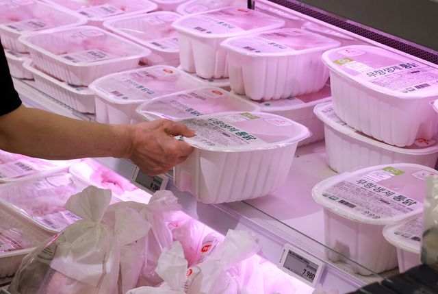 지난 7월 3일 서울 시내의 한 대형마트에서 한 시민이 닭고기를 살펴보고 있다. [사진제공=뉴시스]