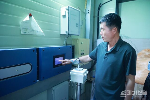 최승근씨가 자신의 농장에서 계사 내부 온습도 조절에 대해 설명하고 있다. ⓒ투데이신문