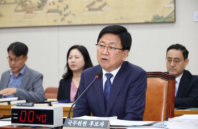 최교진 교육부 장관 후보자가 2일 서울 여의도 국회에서 열린 교육위원회의 인사청문회에서 질의에 대해 답변 하고 있다. [사진제공=뉴시스]