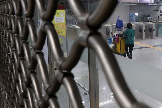 서울의 한 지하철 역사 안에서 관계자가 청소도구를 끌고 이동하고 있다. [사진제공=뉴시스]