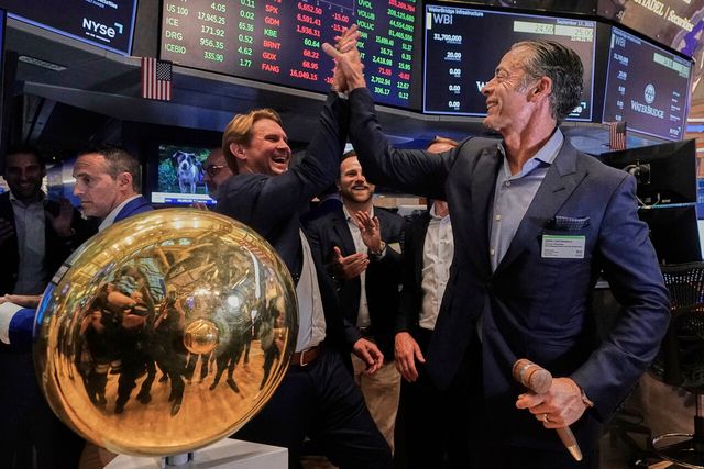 뉴욕 증권거래소(NYSE)에서 지난 17일 존 롱 CEO와 데이비드 캐퍼비앙코 회장이 하이파이브를 하고 있다. [사진=AP/뉴시스]