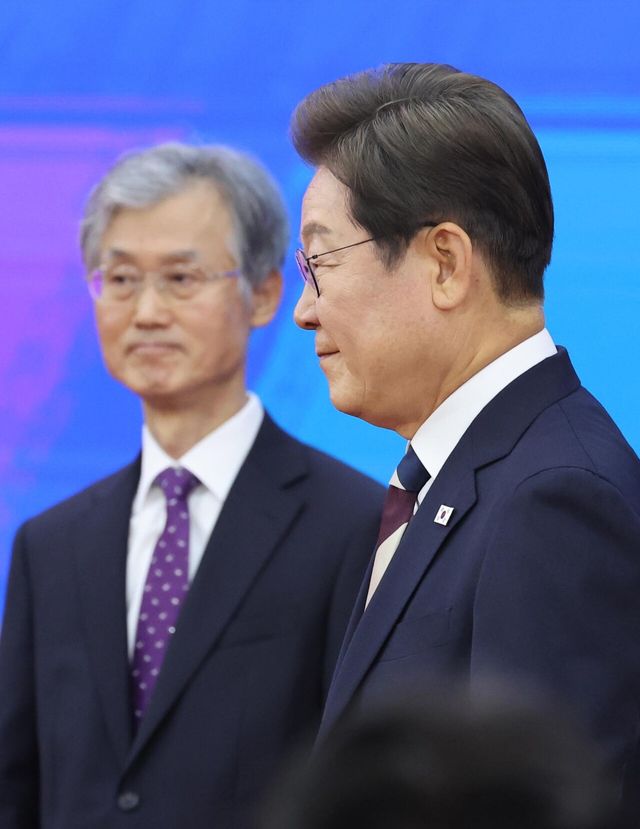 이재명 대통령이 4일 서울 여의도 국회 로텐더홀에서 열린 제21대 대통령 취임선서식을 마친 뒤 조희대 대법원장 등과 인사한 뒤 이동하고 있다. [사진제공=뉴시스]