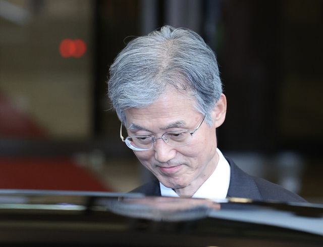 조희대 대법원장이 17일 서울 서초구 대법원에서 퇴근하고 있다. 조 대법원장은 이날 한덕수 전 국무총리와 이재명 대통령의 공직선거법 위반 사건 처리를 논의했다는 의혹을 전면 부인했다. [사진제공=뉴시스]