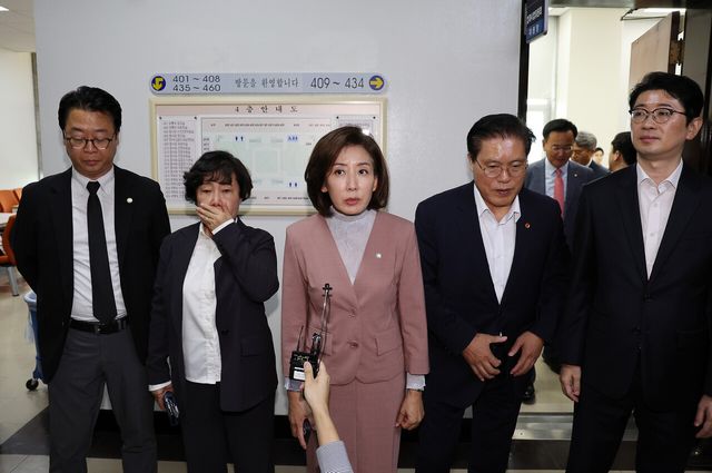 나경원 의원 등 국민의힘 법제사법위원들이 22일 오전 서울 여의도 국회 추미애 법사위원장실 앞에서 기자회견하고 있는 모습. [사진제공=뉴시스]<br>