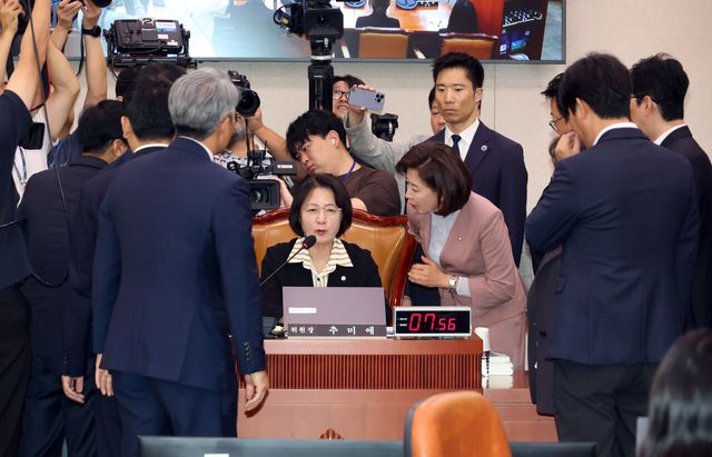 나경원 등 국민의힘 법사위원들이 22일 서울 여의도 국회에서 열린 법제사법위원회의 검찰개혁 입법청문회에서 추미애 법사위원장에게 항의하고 있는 모습. [사진제공=뉴시스]<br>