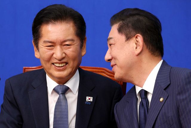 정청래 더불어민주당 대표와 김병기 원내대표가 15일 오전 서울 여의도 국회에서 열린 최고위원회의에서 웃으며 대화를 하고 있다. [사진제공=뉴시스]